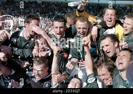 Plymouth Argyle Spieler feiern ihren Sieg und ihre Beförderung nach ihrem Nationwide Division Two Match gegen QPR im Home Park, Plymouth. DIESES BILD KANN NUR IM RAHMEN EINER REDAKTIONELLEN FUNKTION VERWENDET WERDEN. KEINE INOFFIZIELLE CLUB-WEBSITE. Stockfoto