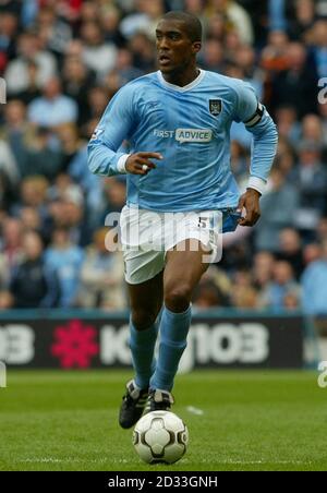 Sylvain Distin von Manchester City. DIESES BILD KANN NUR IM RAHMEN EINER REDAKTIONELLEN FUNKTION VERWENDET WERDEN. KEINE WEBSITE-/INTERNETNUTZUNG, ES SEI DENN, DIE WEBSITE IST BEI DER FOOTBALL ASSOCIATION PREMIER LEAGUE REGISTRIERT. Stockfoto