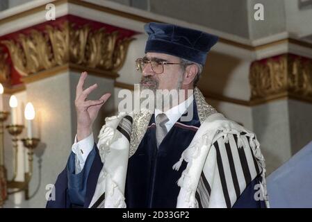 Oberrabbiner Jonathan Sacks hält eine Predigt in den Sängern Hill Synagogue Birmingham begrüßt eine neue Sefer Torah für Die Gemeinschaft während eines offiziellen Besuches an einem Wochentag Stockfoto