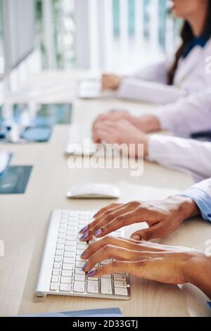 Wissenschaftlerin, die am Computer arbeitet Stockfoto