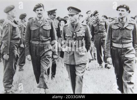 Ein Foto von 1943 in Bulford mit David Wood (ganz links) und der ersten Reihe von links Brig. Hugh Kindersley, König George VI, Kommandant Offizier LT. Col. Michael Roberts mit Prinzessin Elizabeth auf der Rückseite des Bildes. Stockfoto