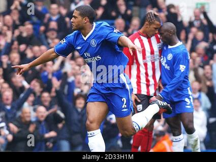 Chelsea's Glen Johnson feiert das vierte Tor gegen Southampton während des Barclaycard Premiership Spiels in Stamford Bridge, London, Samstag, 1. Mai 2004. DIESES BILD KANN NUR IM RAHMEN EINER REDAKTIONELLEN FUNKTION VERWENDET WERDEN. KEINE WEBSITE-/INTERNETNUTZUNG, ES SEI DENN, DIE WEBSITE IST BEI DER FOOTBALL ASSOCIATION PREMIER LEAGUE REGISTRIERT. Stockfoto