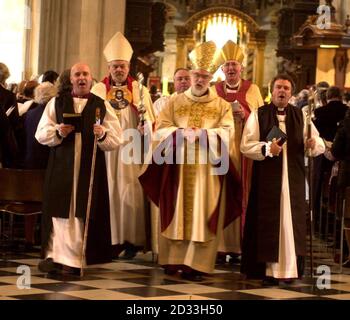 Die Weihe des Reverend Canon Stephen Cottrell (links) Bischof von Reading und des Reverend Michael Perham (rechts) Bischof von Gloucester in St. Pauls Cathedral, London. Mit dem Erzbischof von Canterbury (Mitte). Stockfoto