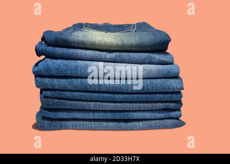 Stapel von blauen Jeans lange Beine für Männer und Frauen isoliert auf pastellfarbenen Hintergrund mit Clipping Pfad. Stockfoto