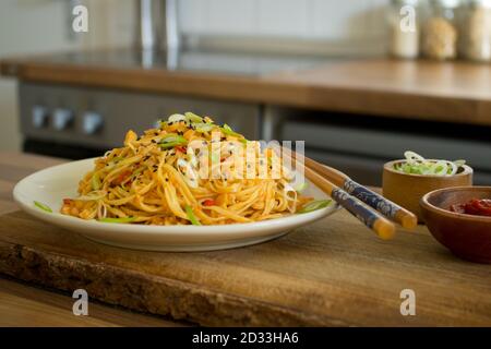 Food-Fotografie eines italienischen chinesischen Fusion-Gericht von Mie Nudeln mit Bambus Pesto auf Küchenhintergrund Stockfoto