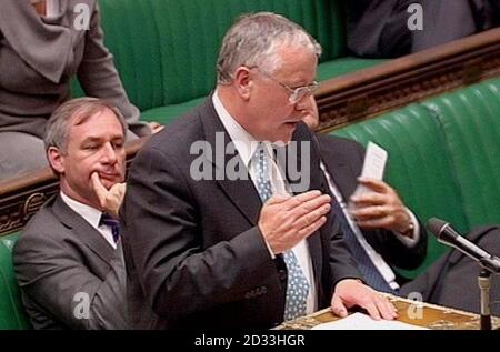 Verteidigungsminister Geoff Hoon (links) beobachtet, wie Bundesminister Adam Ingram im Unterhaus spricht. Er beantwortete Fragen von Abgeordneten über die Behandlung irakischer Gefangener und als die Regierung einen Bericht von externen Organisationen über die Art und Weise erhielt, wie Häftlinge behandelt wurden. Stockfoto