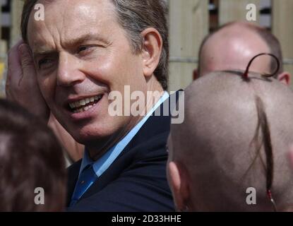 Der britische Premierminister Tony Blair spricht bei einem Besuch eines Gemeinschaftsprojekts in Ferryhill, Grafschaft Durham, mit einem Mitglied der Öffentlichkeit. Herr Blair hat vorhin Fragen über seine Führung beiseite gewischt und gesagt: "Sie stellen es einfach auf die Seite und kommen mit dem Job weiter." Stockfoto