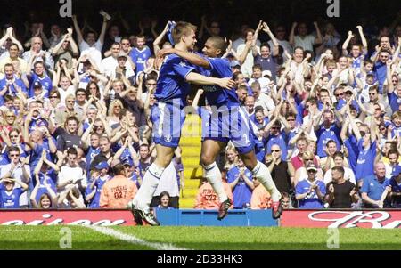 Chelsea's Jesper Gronkjaer (links) feiert mit Teamkollege Glen Johnson, nachdem er das Eröffnungstreffer gegen Leeds United während ihres Barclaycard Premiership Spiels in Chelsea's Stamford Bridge, London, Samstag, 15 2004. Mai, erzielt hat. PA FOTO: JOHNNY GREEN DIESES BILD KANN NUR IM KONTEXT EINER REDAKTIONELLEN VERWENDUNG VERWENDET WERDEN. KEINE WEBSITE-/INTERNETNUTZUNG, ES SEI DENN, DIE WEBSITE IST BEI DER FOOTBALL ASSOCIATION PREMIER LEAGUE REGISTRIERT. Stockfoto