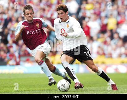 Manchester United Cristiano Ronaldo (rechts) in Aktion gegen Lee Hendrie von Aston Villa während ihres Barclaycard Premiership Spiels in Villa Park, Birmingham Samstag, 15 2004. Mai. DIESES BILD KANN NUR IM RAHMEN EINER REDAKTIONELLEN FUNKTION VERWENDET WERDEN. KEINE WEBSITE-/INTERNETNUTZUNG, ES SEI DENN, DIE WEBSITE IST BEI DER FOOTBALL ASSOCIATION PREMIER LEAGUE REGISTRIERT. Stockfoto