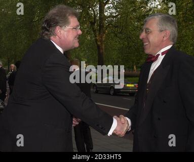 Der britische Außenminister Jack Straw (rechts) wird von Digby Jones, Generaldirektor des CBI, beim CBI Dinner 2004 im Grosvenor House Hotel in London begrüßt. Großbritannien werde die Interessen seiner Wirtschaft während der Verhandlungen über die Fertigstellung der vorgeschlagenen europäischen Verfassung schützen, betonte Außenminister Jack Straw heute Abend. Bei dem jährlichen Abendessen des britischen Industrieverbands in London sagte Herr Straw, dass das Abkommen die Wettbewerbsfähigkeit nicht untergraben dürfe. Stockfoto