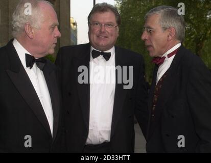 Der britische Außenminister Jack Straw, (rechts) Sir John Egan, Präsident des CBI, (links) und Digby Jones, Generaldirektor des CBI, nehmen am CBI Dinner 2004 im Grosvenor House Hotel in London Teil. Großbritannien werde die Interessen seiner Wirtschaft während der Verhandlungen über die Fertigstellung der vorgeschlagenen europäischen Verfassung schützen, betonte Außenminister Jack Straw heute Abend. Bei dem jährlichen Abendessen des britischen Industrieverbands in London sagte Herr Straw, dass das Abkommen die Wettbewerbsfähigkeit nicht untergraben dürfe. Stockfoto