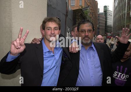 Die Fathers 4 Justice Protesters Guy Harrison verließen das Hotel und Ron Davis auf einer Pressekonferenz in East London nach ihrer Freilassung. Stockfoto