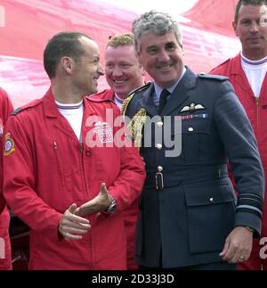 Air Vice Marshal Joe Französisch Witze mit Squadron Leader Spike Jepson, bekannt als Red 1, der Leiter der Red Arrows Display Team, bei RAF Cranwell, in Lincolnshire, als das Team für ihre 40. Display-Saison vorzubereiten. Seit der Gründung des Teams im Jahr 1965 haben die Red Arrows über 3,750 Displays in 52 Ländern geflogen. Stockfoto