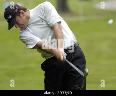 Der englische Nick Faldo spielt beim Volvo PGA Championship Pro-am im Wentworth Golf Club, Virginia Water, Surrey, aus dem 16. Fairway Rough.die European Tour feiert ihr 1000. Turnier bei der 50. Volvo PGA Championship, die morgen beginnt. Stockfoto