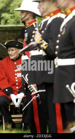 Der Chelsea-Rentner und D-Day-Veteran Sid Lunn beobachtet, wie eine Royal Marine-Band vor dem Imperial war Museum im Zentrum von London marschierte. Herr Lunn erinnerte zusammen mit Hunderten anderer Veteranen an den 60. Jahrestag der Landungen des D-Day. Stockfoto