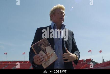 Der ehemalige Wimbledon-Champion Boris Becker präsentiert seine Autobiographie "Boris Becker The Player" im Queen's Club, London. Stockfoto