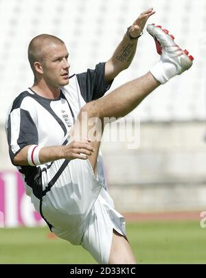 England-Kapitän David Beckham während eines Trainings im Estadio Nacional in Lissabon, Portugal, zur Vorbereitung auf das Eröffnungsspiel der Euro 2004 gegen Frankreich an diesem Sonntag. Stockfoto