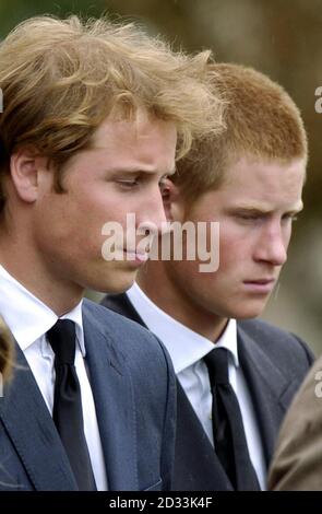 Prinz William (links) und Prinz Harry, als sie das Begräbnis ihrer Großmutter Frances Shand-Kydd in der St. Columba's Cathedral in der Stadt Oban verlassen. Stockfoto