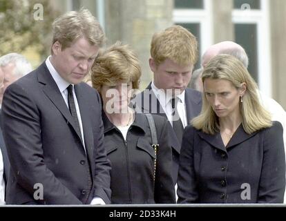 Von links nach rechts: Earl Spencer, Lady Sarah McCorquodale (Tochter von Francis Shand-Kydd) und Caroline (Ehefrau des Earl of Spencer) nach der Beerdigung von Frances Shand Kydd, die in St. Columba's Cathedral, Oban, Schottland, stattfand. Stockfoto