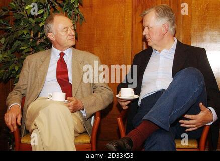 Der Bürgermeister von London Ken Livingstone (links) sitzt mit Steve Norris, dem konservativen Kandidaten, vor einer offenen Debatte mit drei anderen Kandidaten und einem großen öffentlichen Publikum, in der Central Hall, Westminster, wo sie ihre Pläne für Bildung gefragt wurden. Die beiden Spitzenreiter Ken Livingstone von Labour und Steve Norris von den Konservativen glauben, dass es zu nahe ist, um zu wählen, und dass die zweiten Vorzugsstimmen ins Spiel kommen werden. Diese werden verwendet, um das Gleichgewicht zu kippen, wenn keiner der 10 Kandidaten mehr als 50% der Stimmen erhält. Stockfoto