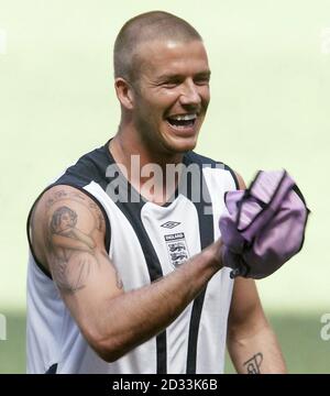 England Kapitän David Beckham während einer Trainingseinheit im Estadio da Luz Nationalstadion in Lissabon, Portugal, am Samstag, 12. Juni 2004, um sich auf das morgige EM 2004-Eröffnungsspiel gegen Frankreich vorzubereiten. Stockfoto