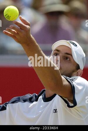 Andy Roddick der USA im Einsatz gegen den Franzosen Sebastien Grosjean während des Finales der Stella Artois Championship, Queen's, London Stockfoto