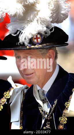 Der Prinz von Wales in Windsor Castle in Berkshire, wo er an der jährlichen Zeremonie des Ordens des Garters teilnahm. Jedes Jahr machen die Ritterbegleiter und die königlichen Ritter und Damen des Ritterordens den traditionellen Spaziergang den Hügel hinunter zur St. George's Chapel von den State Apartments. 1348 von Edward III gegründet, wird der Garter vom Souverän für herausragende Leistungen und Leistungen im öffentlichen Dienst ausgezeichnet. Stockfoto