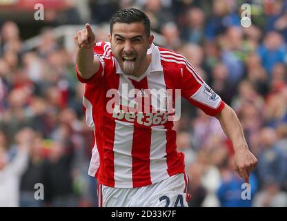 Oussama Assaidi von Stoke City feiert den Torstand während des Barclays Premier League-Spiels im Britannia Stadium, Stoke. Stockfoto