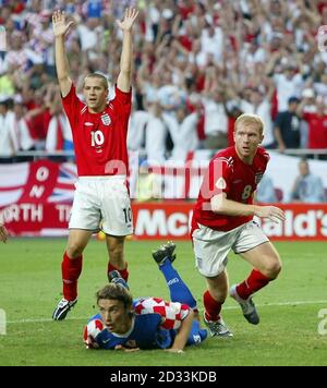 Der Engländer Paul Scholes feiert, nachdem er mit seinem Teamkollegen Michael Owen (links) beim EM 2004, der ersten Runde, der Gruppe B, beim Estadio de Luz in Lissabon, Portugal, den Ausgleich gegen Kroatien erzielt hat. Stockfoto