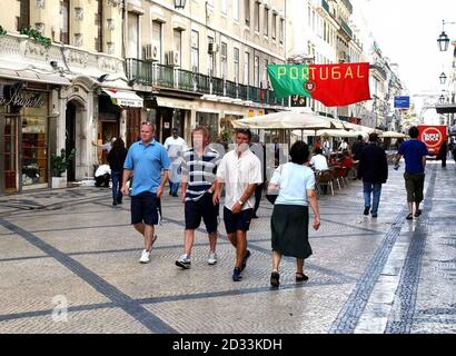 Rua Augusta, am Rossio-Platz in Lissabon, wo gegen 4 Uhr nach dem Sieg Englands über Kroatien beim EM 2004-Turnier ein Brite erstochen wurde. Die portugiesische Polizei sagte, dass ein ukrainischer Mann im Zusammenhang mit der Tötung festgehalten wurde, die vermutlich während eines versuchten Raubüberfalls geschehen ist. Stockfoto