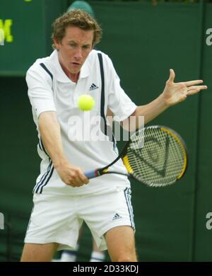 Der britische Richard Bloomfield im Einsatz gegen den Spanier Feliciano Lopez bei den Lawn Tennis Championships in Wimbledon, London. Stockfoto