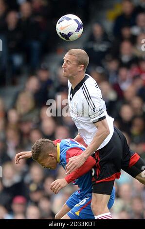 Fulham's Brede Hangeland (rechts) und Crystal Palace's Dwight Gayle Schlacht Für den Ball Stockfoto