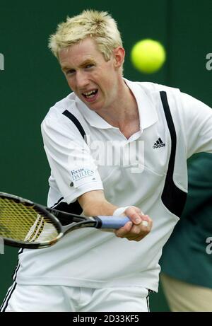 Der Großbritanniens Jonathan Marray im Einsatz gegen Karol Beck aus der Slowakischen Republik bei den Lawn Tennis Championships in Wimbledon, London. Stockfoto