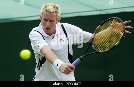 Der Großbritanniens Jonathan Marray im Einsatz gegen Karol Beck aus der Slowakischen Republik bei den Lawn Tennis Championships in Wimbledon, London. NUR FÜR REDAKTIONELLE ZWECKE, KEINE VERWENDUNG VON MOBILTELEFONEN. Stockfoto