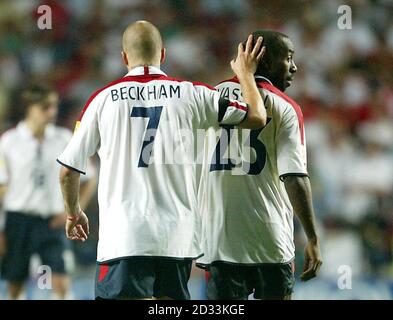 Englands David Beckham setzt seinen Teamkollegen Darius Vassell (rechts) auf die Konsole, nachdem Vassell beim Viertelfinalspiel der Euro 2004 im Estadio da Luz in Lissabon, Portugal, eine plötzliche Todesstrafe gegen Portugal verpasste. England verlor gegen Portugal 6-5 auf Strafen nach dem Spiel endete in einem 2-2 Unentschieden nach Verlängerung. KEIN HANDY ODER PDA. INTERNETNUTZUNG NUR AUF VON DER UEFA AUTORISIERTEN WEBSITES UND DANN KÖNNEN NICHT MEHR ALS 10 FOTOS PRO HÄLFTE DER NORMALEN SPIELZEIT UND FÜNF FOTOS PRO HÄLFTE DER ZUSÄTZLICHEN ZEIT ÜBER DAS INTERNET MIT EINEM INTERVALL VON MINDESTENS EINER MINUTE ZWISCHEN DER VERÖFFENTLICHUNG VON VERÖFFENTLICHT WERDEN Stockfoto