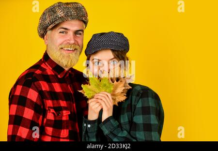 Liebe liegt in der Luft. Herbst Saisonkonzept. Herbsternte mit Bauern. Happy Thanksgiving Tag. Retro paar Herbstblätter. Mann und Frau halten Ahornblatt. Landwirt in der Landschaft sammeln gefallene Blätter. Stockfoto