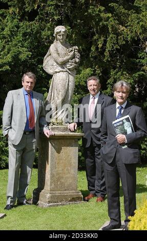 Sir Tatton Sykes (rechts) vom Sledmere House - einem der schönsten Herrenhäuser von East Yorkshire - mit der halbtonnenschweren Steinstatue einer griechischen Göttin, die in sein Haus zurückgebracht wurde, Nachdem sie von den antiken Bergedetektiven James Hill (Mitte) und Tony Russell nach Chicago zurückverfolgt worden war, stand die Statue über 100 Jahre auf dem Gelände, bevor sie im Dezember 2000 gestohlen wurde. Stockfoto