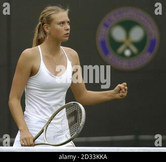 Maria Sharapova aus Russland hat den Titel im Blick, nachdem sie Amy Frazier aus den USA bei den Lawn Tennis Championships in Wimbledon, London, besiegt hat. Sharapova gewann in geraden Sätzen 6:4/7:5. Stockfoto