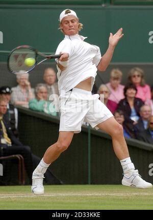 Lleyton Hewitt aus Australien im Einsatz gegen Carlos Moya aus Spanien bei den Lawn Tennis Championships in Wimbledon, London. NUR FÜR REDAKTIONELLE ZWECKE, KEINE VERWENDUNG VON MOBILTELEFONEN. Stockfoto