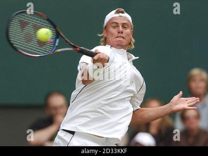 Lleyton Hewitt aus Australien im Einsatz gegen Carlos Moya aus Spanien bei den Lawn Tennis Championships in Wimbledon, London. NUR FÜR REDAKTIONELLE ZWECKE, KEINE VERWENDUNG VON MOBILTELEFONEN. Stockfoto