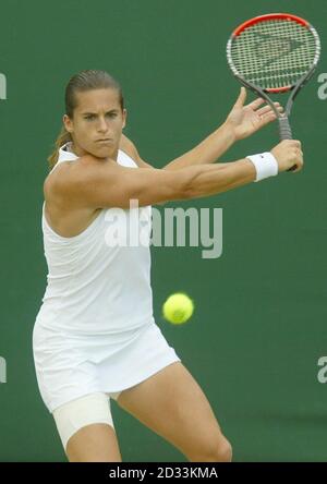 Amelie Mauresmo aus Frankreich im Einsatz gegen Silvia Farina Elia aus Italien in der vierten Runde des Ladies Single Turniers der Lawn Tennis Championships in Wimbledon, London. NUR FÜR REDAKTIONELLE ZWECKE, KEINE VERWENDUNG VON MOBILTELEFONEN. Stockfoto