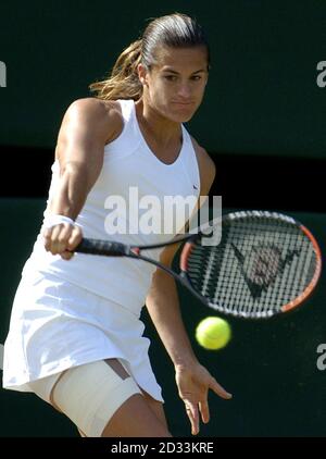 Amelie Mauresmo aus Frankreich im Halbfinale des Damen-Singles-Turniers der Lawn Tennis Championships in Wimbledon, London, gegen die Titelverteidigerin Serena Williams aus den USA Stockfoto