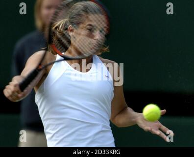 Amelie Mauresmo aus Frankreich im Halbfinale des Damen-Singles-Turniers der Lawn Tennis Championships in Wimbledon, London, gegen die Titelverteidigerin Serena Williams aus den USA Stockfoto