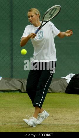 Die junge russische Debütantin Maria Sharapova praktiziert im All England Lawn Tennis Club in Wimbledon, London. Die 17-Jährige wird am Samstag im Finale der Lawn Tennis Championships die Titelverteidigerin Serena Williams spielen. NUR FÜR REDAKTIONELLE ZWECKE, KEINE VERWENDUNG VON MOBILTELEFONEN. Stockfoto