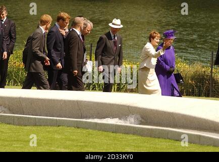 Die britische Königin Elizabeth II. Und die Kultursekretärin Tessa Jowell führen Mitglieder der königlichen Familie und andere Prominente auf ihrem Spaziergang an einem Brunnen vorbei, der in Erinnerung an Diana, Prinzessin von Wales, im Londoner Hyde Park gebaut wurde. Stockfoto