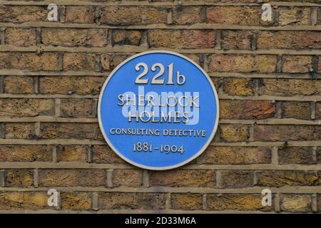 Allgemeine Ansicht der blauen Plakette außerhalb der 221b Baker Street, der Residenz des fiktiven Detektivs Sherlock Holmes, im Zentrum von London. DRÜCKEN Sie VERBANDSFOTO. Bilddatum: Montag, 2. Juni 2014. Bildnachweis sollte lauten: Dominic Lipinski/PA Wire Stockfoto