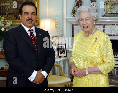 Die britische Königin Elizabeth II. Empfängt den König von Bahrain, seine Majestät Shaikh Hamad bin Isa Al Khalifa, KCMG, im Buckingham Palace, London. Stockfoto