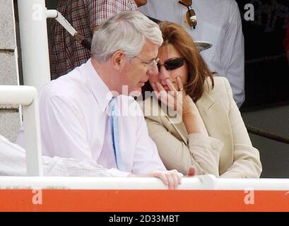 Der ehemalige Premierminister John Major beobachtet die Cricket während des dritten Tages des ersten npower-Tests zwischen England und Westindien bei Lord's. Stockfoto