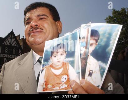 Daoud Mousa hält Bilder seiner Enkelkinder vor dem High Court in London, wo er behauptet, dass sein Sohn Baha letztes Jahr in der Haft britischer Soldaten im Südirak gestorben sei. Trauernde Familien stellen die Weigerung der Regierung in Frage, unabhängige Untersuchungen zum Tod irakischer Zivilisten anzuordnen, die angeblich von britischen Truppen durchgeführt werden. Stockfoto