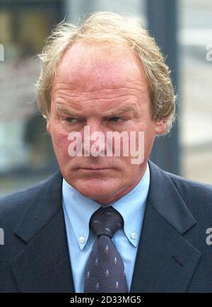 Terry Yorath kommt am Leeds Magistrates Court an. Terry Yorath plädierte schuldig, beim Gericht in leeds Autofahren und sorgloses Fahren zu trinken. *24/08/04: Der ehemalige Leeds and Wales-Fußballstar Terry Yorath, 54, wird verurteilt, nachdem er zugegeben hat, mehr als das Dreifache der Alkoholgrenze zu sein, als er eine junge Frau niederschlug und verletzte. Er plädierte schuldig zu trinken-fahren und fahren ohne die gebührende Sorgfalt und Aufmerksamkeit Anfang dieses Monats. Stockfoto